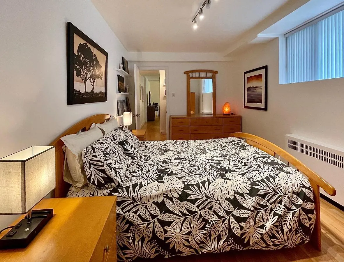Cozy Apartment In Great Central Location With Free Parking - 31 Night Minimum Montreal