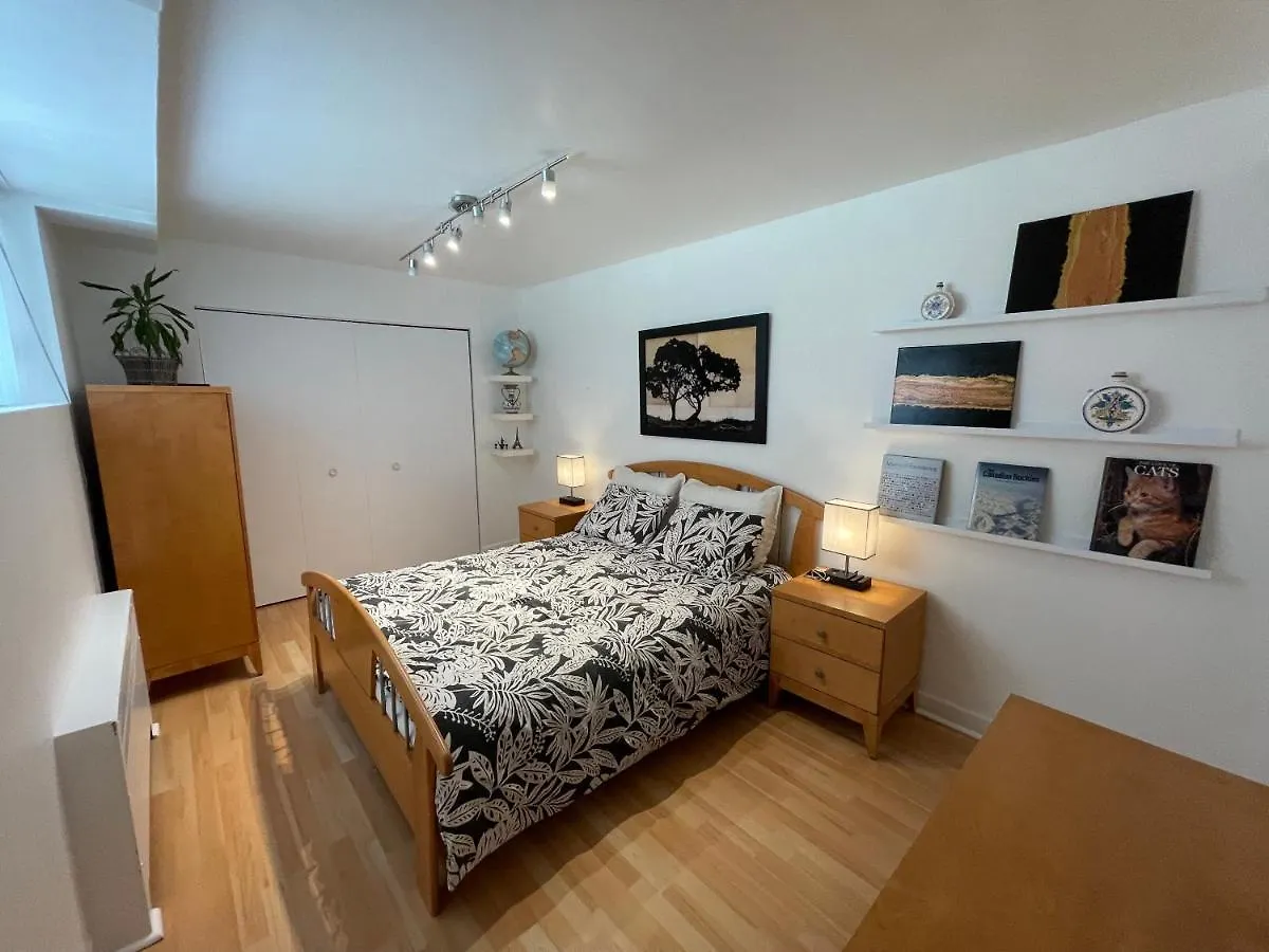 Cozy Apartment In Great Central Location With Free Parking - 31 Night Minimum Montreal