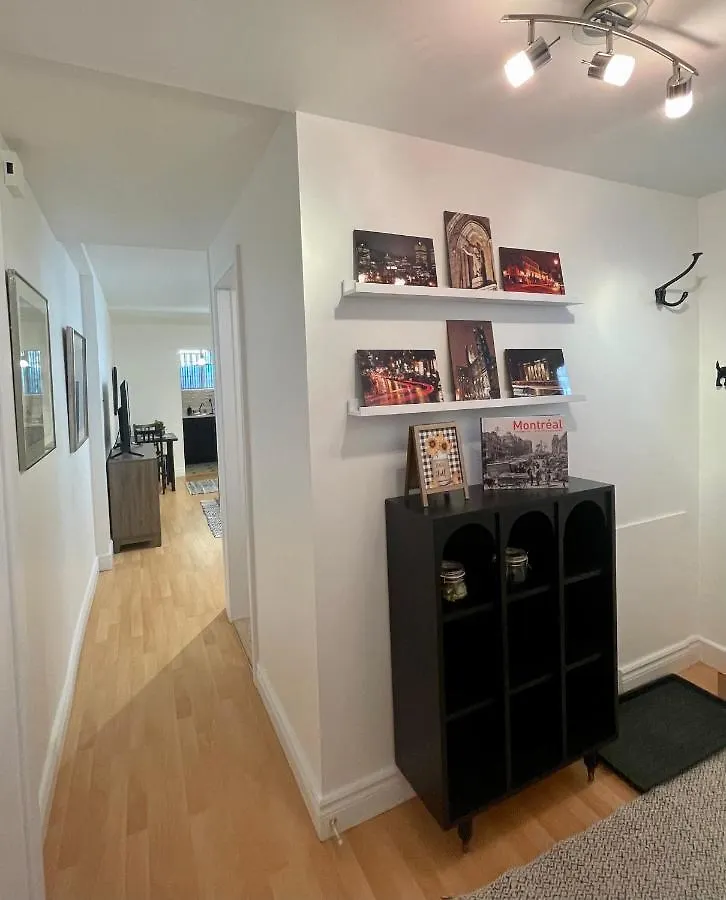 Cozy Apartment In Great Central Location With Free Parking - 31 Night Minimum Montreal