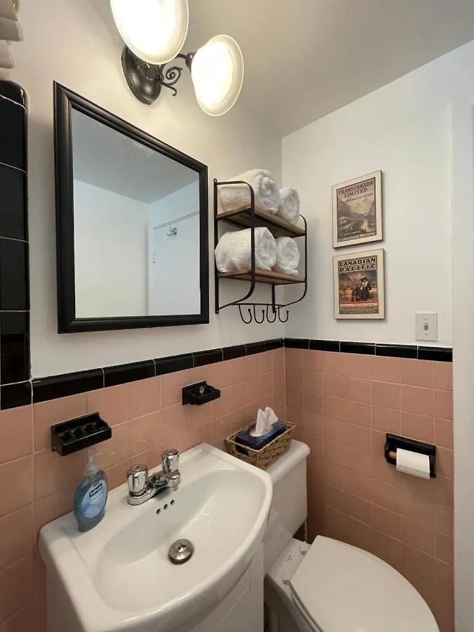 Cozy Apartment In Great Central Location With Free Parking - 31 Night Minimum Montreal