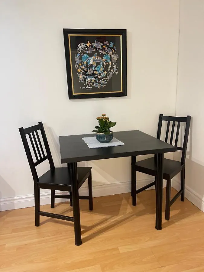 Cozy Apartment In Great Central Location With Free Parking - 31 Night Minimum Montreal