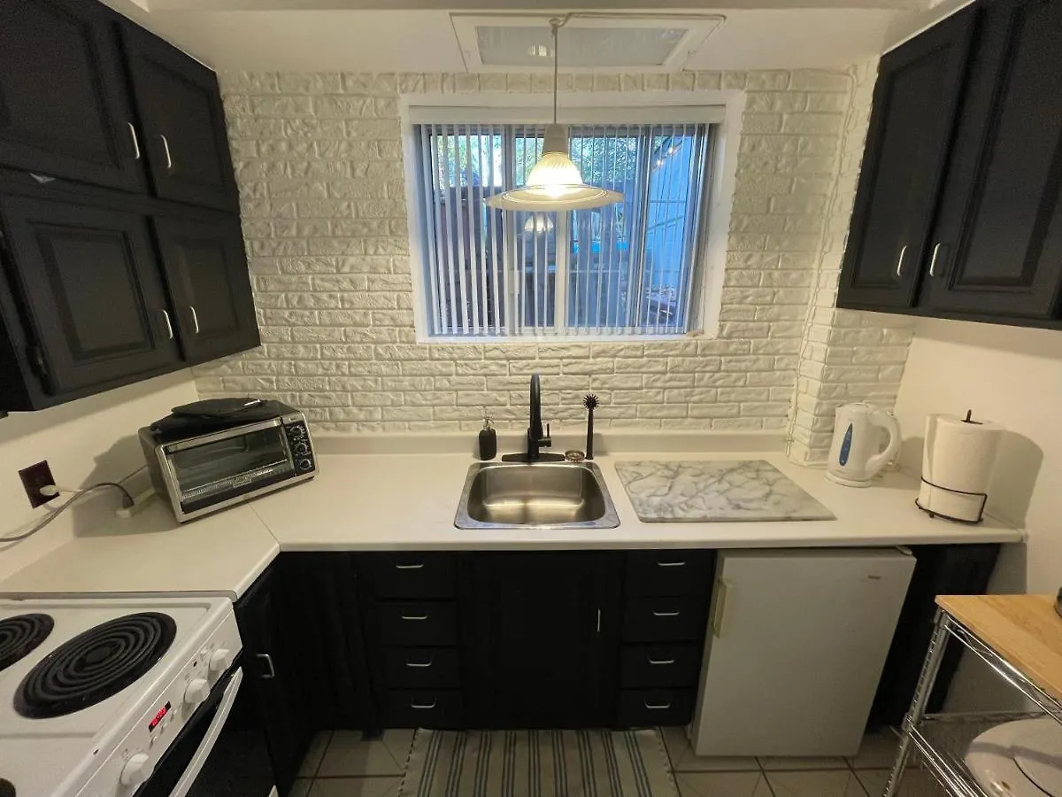 Cozy Apartment In Great Central Location With Free Parking - 31 Night Minimum Montreal Canada