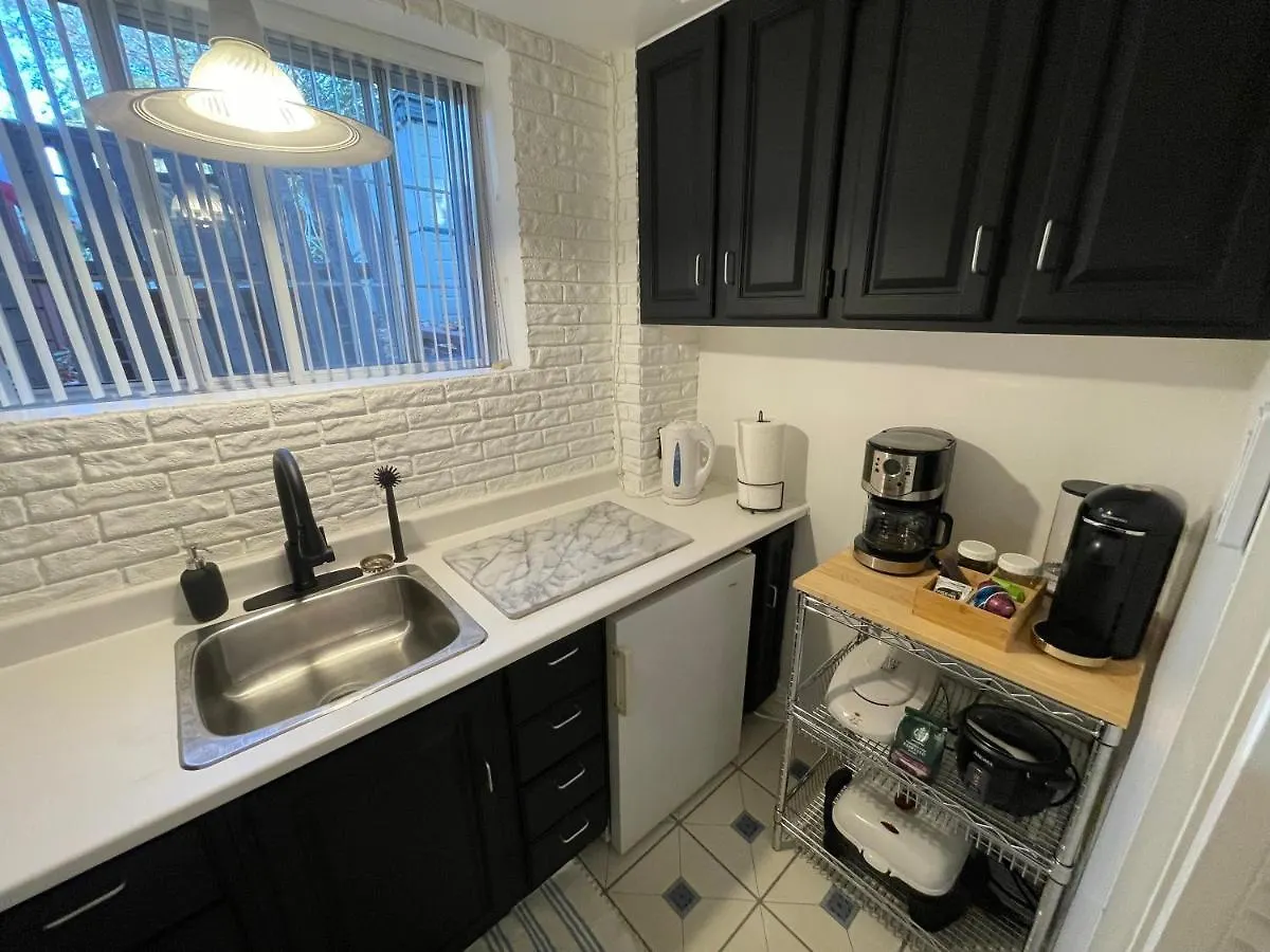 Cozy Apartment In Great Central Location With Free Parking - 31 Night Minimum Montreal