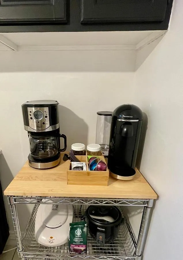 Cozy Apartment In Great Central Location With Free Parking - 31 Night Minimum Montreal Canada