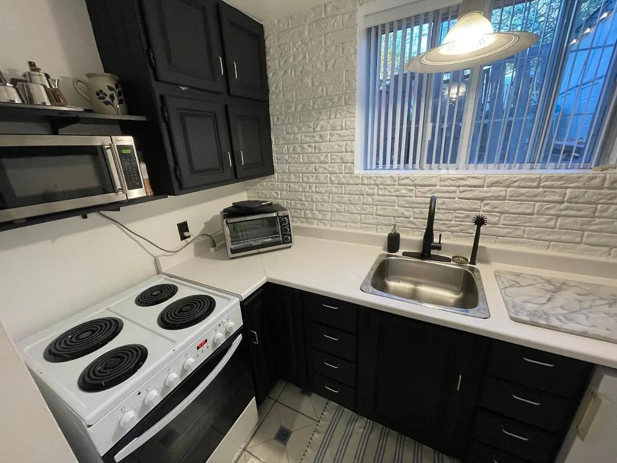 Cozy Apartment In Great Central Location With Free Parking - 31 Night Minimum Montreal
